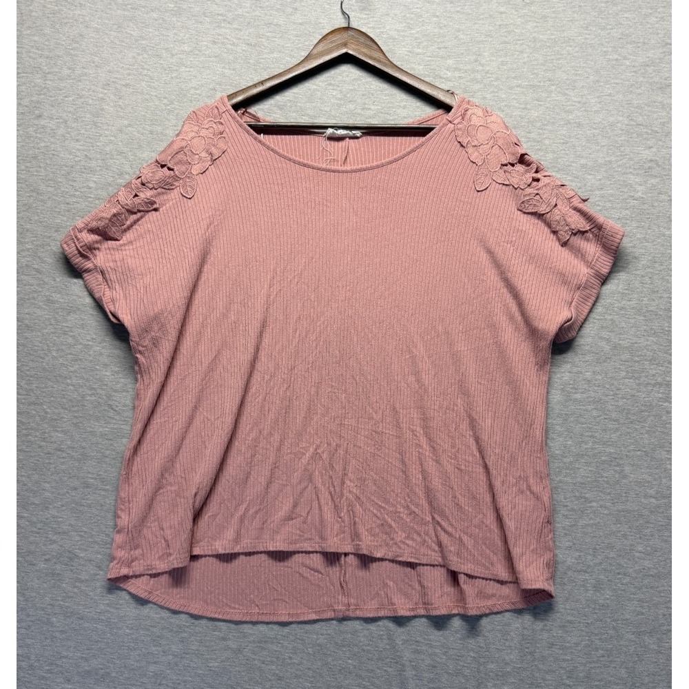 Rio & Rian Top Womens 1X Pink Ribbed Relaxed Fit Floral Lace Shoulder Round Neck
